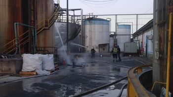 Lanús: incendio en un tanque de almacenamiento de sebo en Valentín Alsina en el límite con Capital