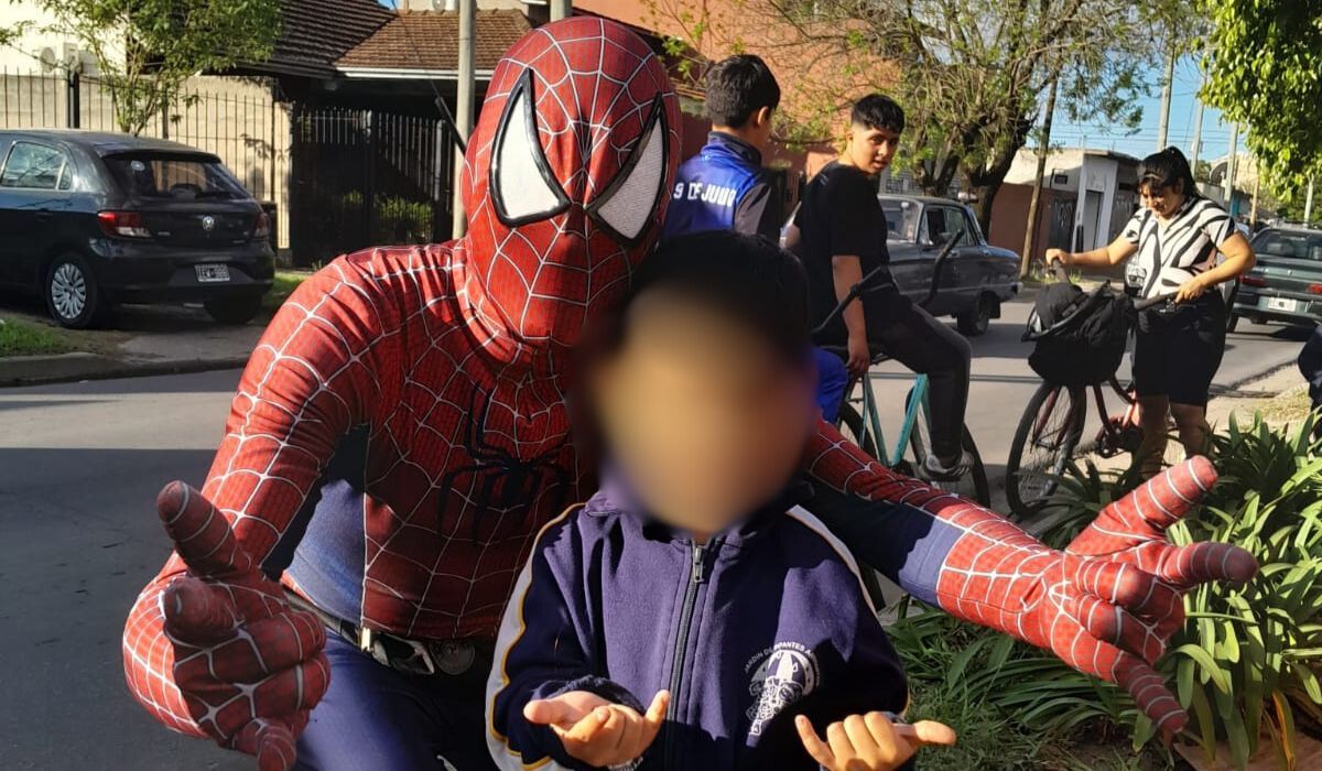 El hombre disfrazado de Spiderman iba los lunes y viernes al jardín 