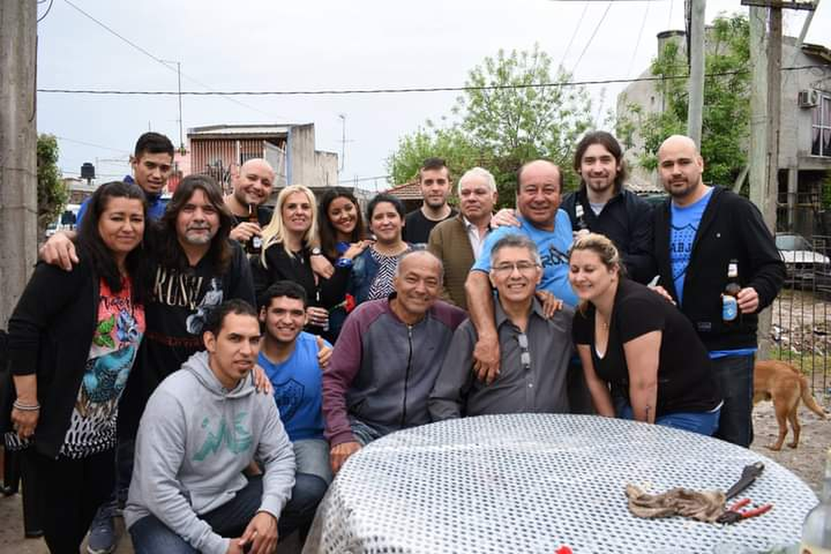 Cristian junto a su familia en Esteban Echeverría. 