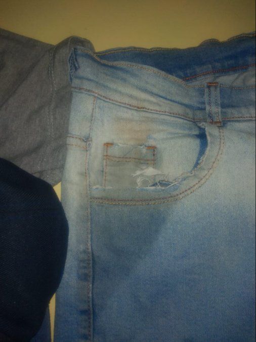 Ropa incautada por agentes policiales de Lomas de Zamora. Coincide con la vestimenta que llevaba el prófugo, según lo visto en las cámaras de seguridad.