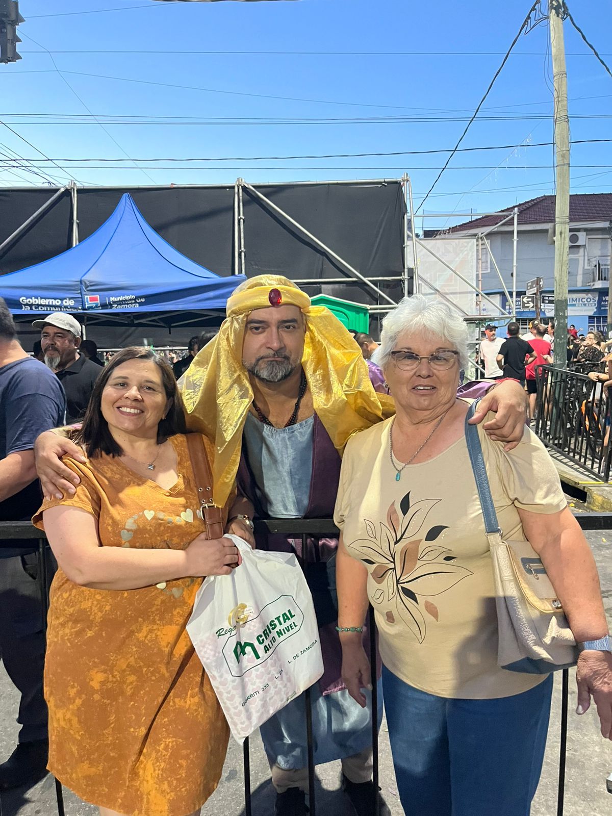 Vecinos y vecinas se sacaron fotos con uno de los Reyes Magos durante la caravana que recorrió las calles de Banfield y Lomas de Zamora.
