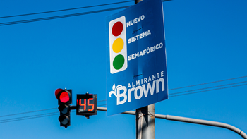 Almirante Brown: se instaló un nuevo sistema semafórico en la avenida Capitán Olivera