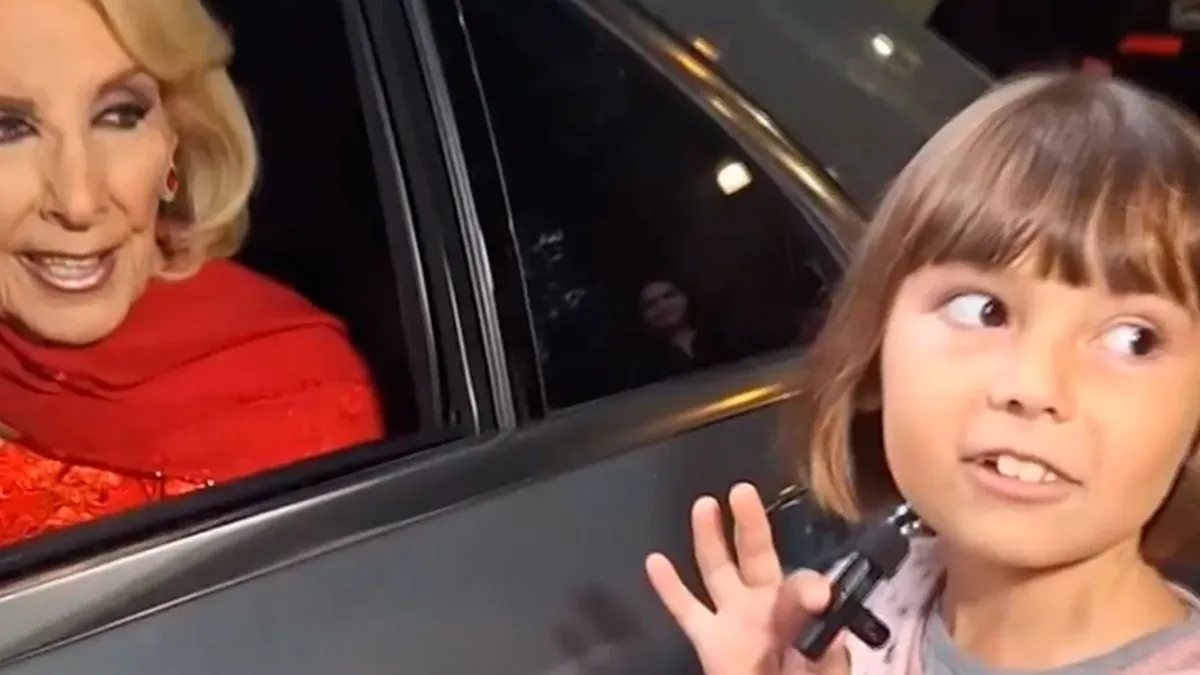 Juliet Czupiak entrevistando a Mirtha Legrand.