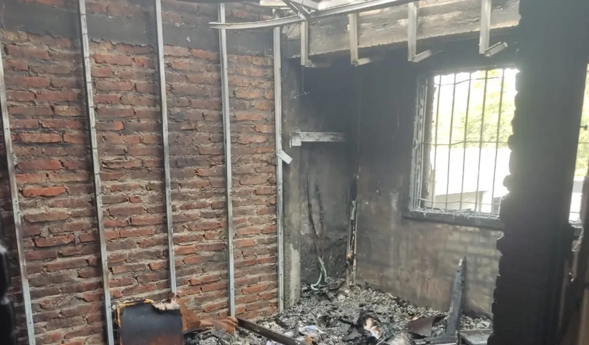 Los Bomberos de Echeverría evitaron la propagación del fuego en una vivienda de Monte Grande.