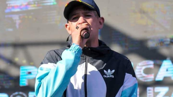Lomas: trabaja de lunes a lunes cortando el pasto y sueña con ser cantante de trap