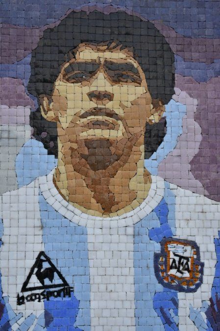 Temperley inauguró un mural de mosaico de Diego Maradona