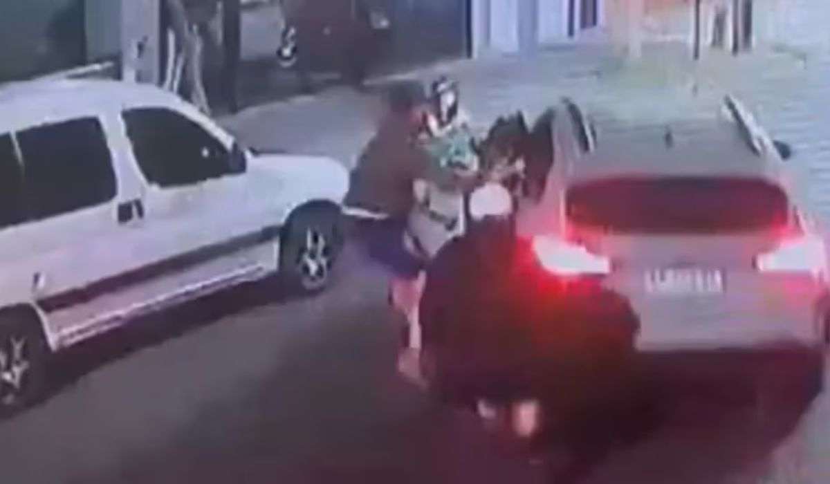Una mujer huía de robo en Lanús y atropelló a una joven: los ladrones las atacaron igual