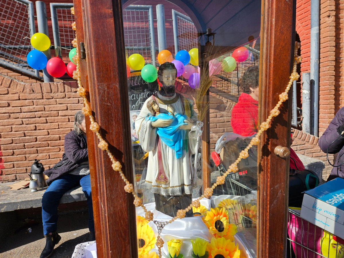 Una imagen de San Cayetano en la estación de trenes de El Jagüel. Una imagen de San Cayetano en la estación de trenes de El Jagüel.