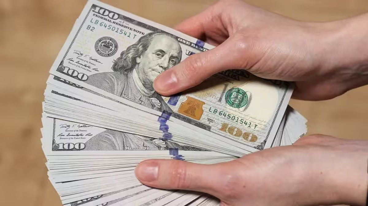 El d&oacute;lar blue hab&iacute;a cerrado el pasado viernes en 950 pesos y ahora se vende a 1050 pesos.