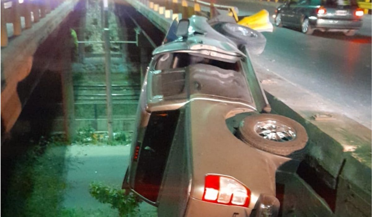 Luis Guillón: una camioneta quedó colgada del puente de Camino de Cintura