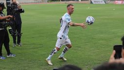 blooper de un ex banfield en su presentacion en ecuador: fuerte pelotazo a un asistente