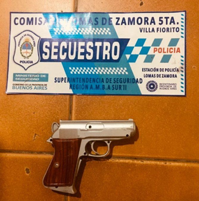 Réplica de arma de fuego incautada por efectivos de la Comisaría de Villa Fiorito.