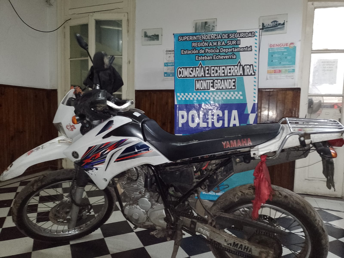 La moto robada es de marca Yamaha. 