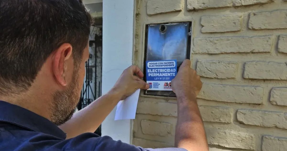 El Municipio realiza recorridas en distintos barrios para identificar los medidores de hogares donde viven personas electrodependientes. El Municipio realiza recorridas en distintos barrios para identificar los medidores de hogares donde viven personas electrodependientes.