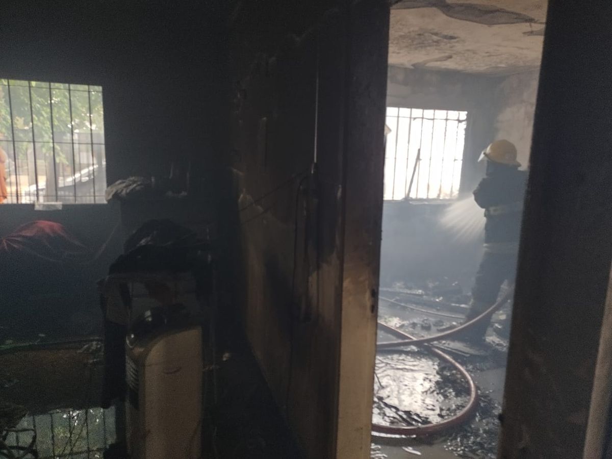 Se incendió una casa en el centro de Monte Grande: una joven sufrió quemaduras en la cara