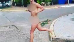 video insolito: una mujer salio a correr desnuda y luego se arrojo al rio parana