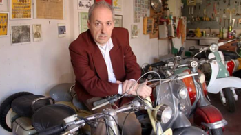 Antonio con su colección de motos en Lomas de Zamora.   