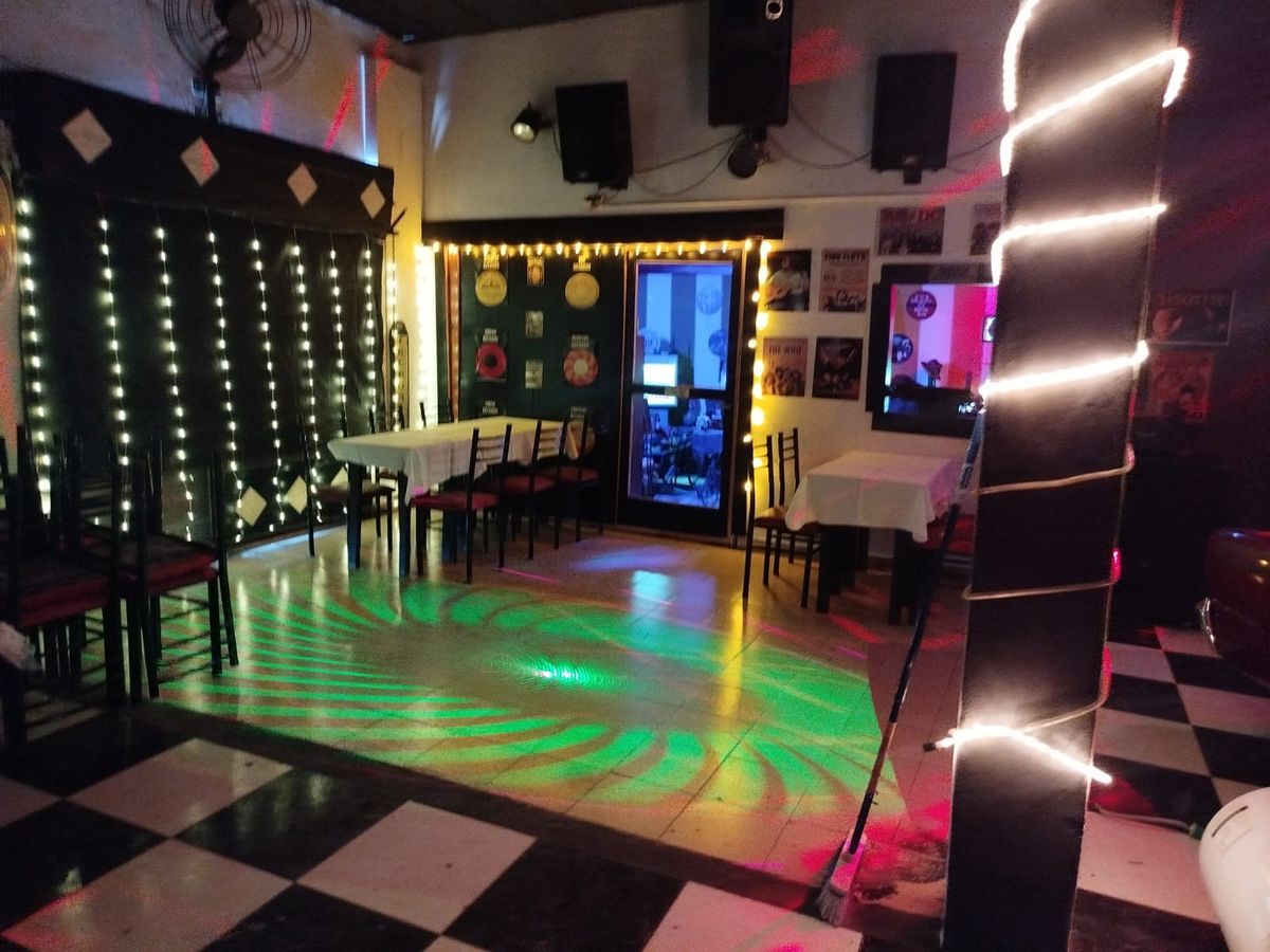 El nuevo bar show funciona en el antiguo local conocido como La Discoteca, creado por Peco, un DJ reconocido en El Jagüel. El nuevo bar show funciona en el antiguo local conocido como La Discoteca, creado por Peco, un DJ reconocido en El Jagüel.