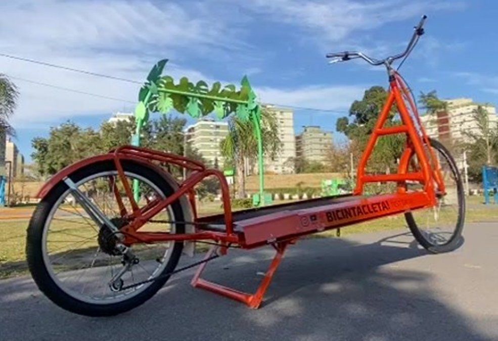 Así es la bicintacleta, un invento que sorprendió a la región.