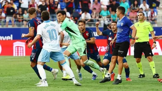 El arquero surgido en Lanús que protagonizó un escándalo en pleno partido en España