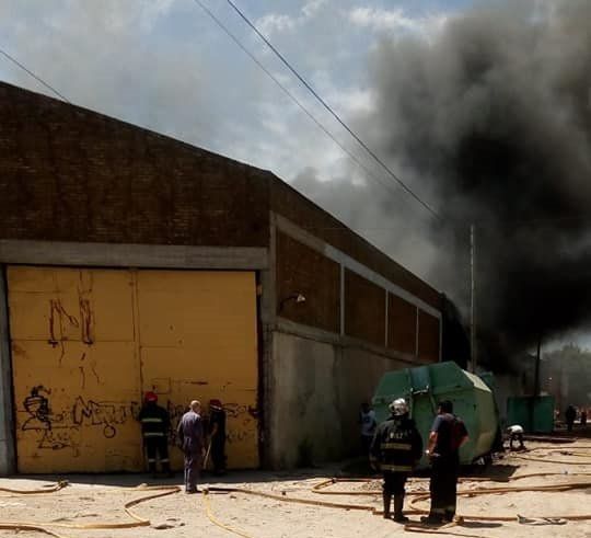 Incendio en un depósito en Olimpo y Camino de Cintura.