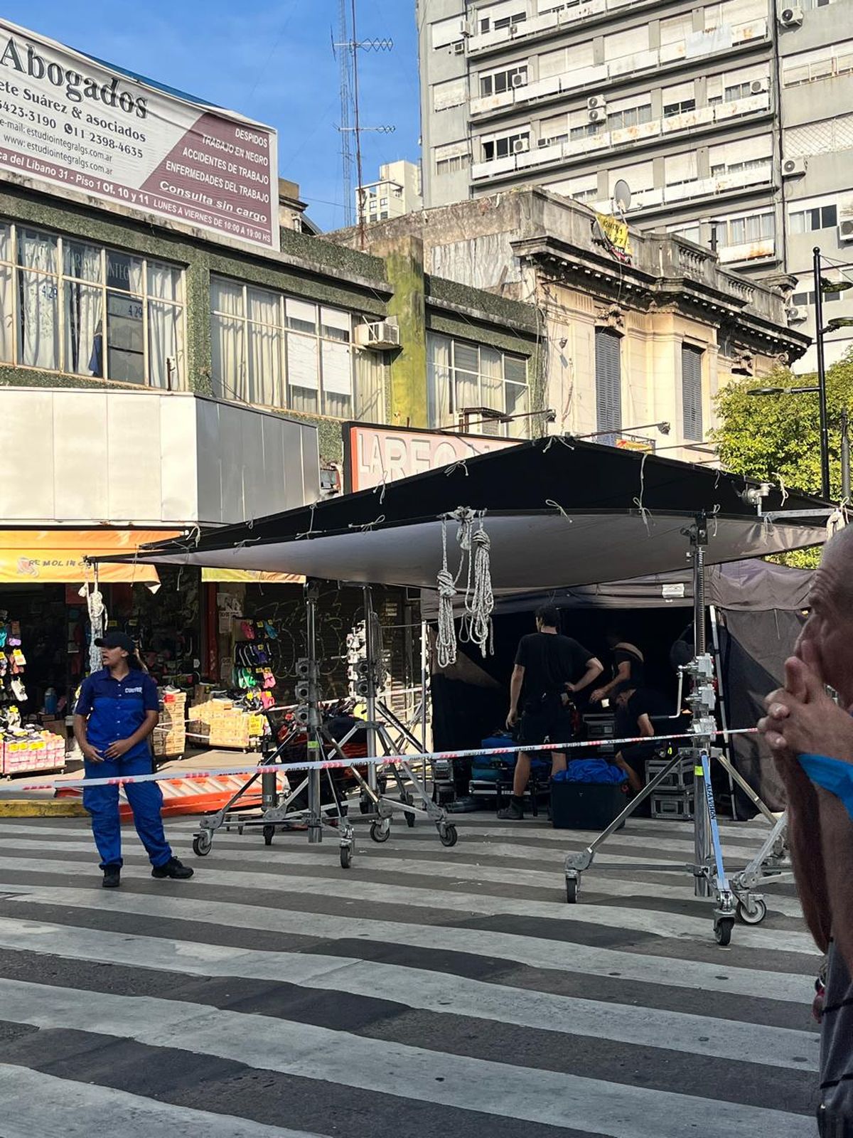Rodaje de una producción de Netflix en Lomas de Zamora: cortaron calles y desviaron colectivos, que circulan por Boedo durante la jornada.