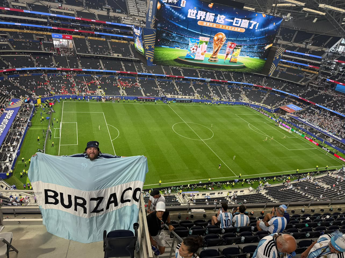 Alejandro junto a la bandera de Burzaco. Alejandro junto a la bandera de Burzaco.
