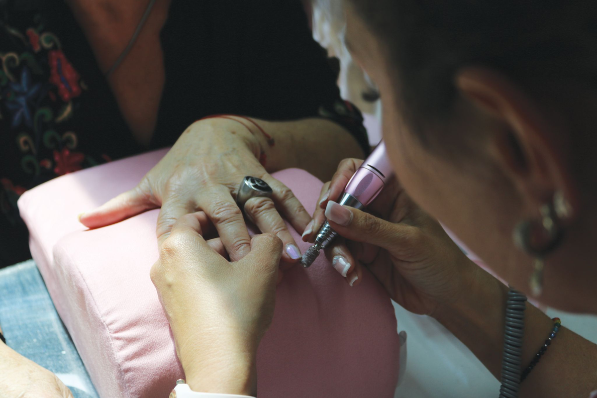 Lo que sus clientas más piden a Carolina es el esmaltado de uñas.