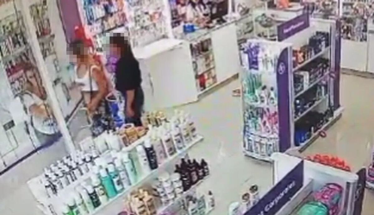 Las dos mecheras yéndose de la farmacia el último domingo.