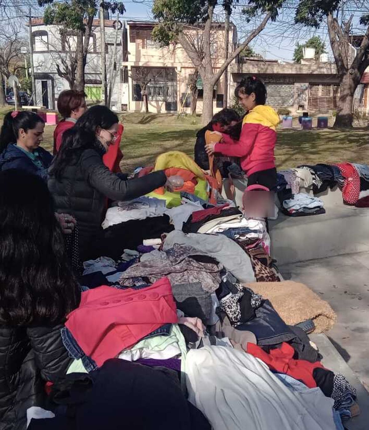 La feria se lleva a cabo todos los domingos a las 14 hs en Remedios de Escalada, Lanús. 