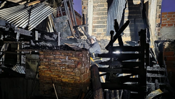un incendio en lomas destruyo una casa de dos plantas