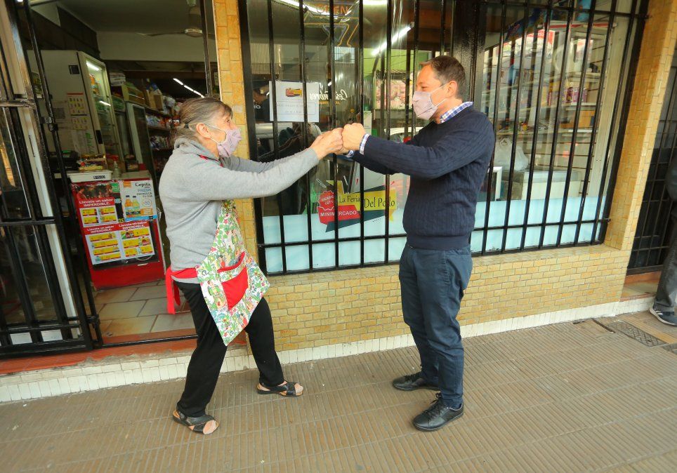 La Feria del Pollo. Pirucha, dueña del comercio, recibió al intendente Fernando Gray para el festejo. 