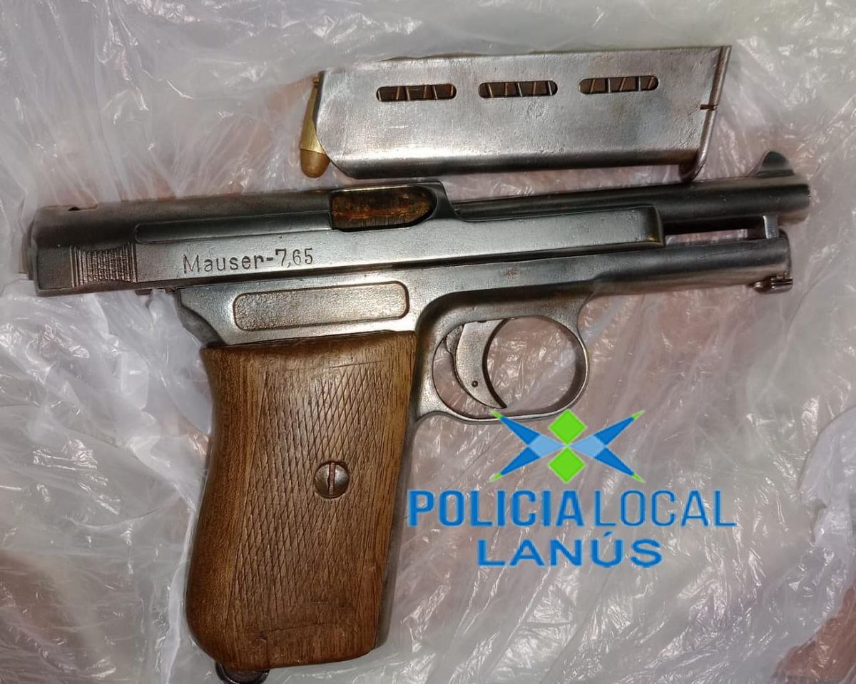 El arma que llevaban los delincuentes detenidos en Lanús. 