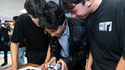 la unab lanzo su club de robotica: mas de 350 estudiantes presentes
