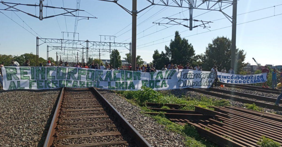 Corte de vías en Avellaneda. Los trenes no pueden llegar ni salir de Plaza Constitución.
