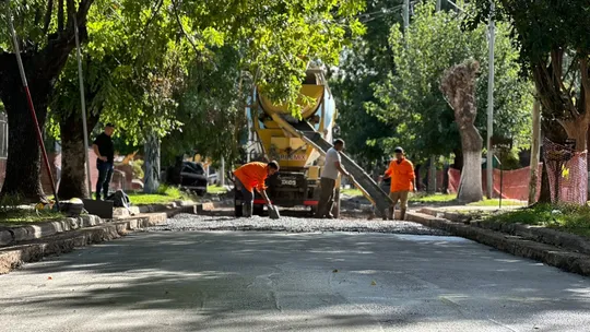 Longchamps: avanzan las obras de pavimento en calles cercanas al paso bajo nivel de Diehl