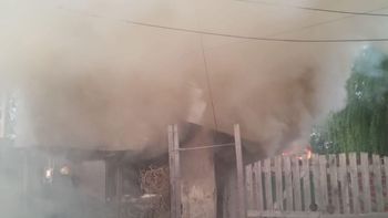 Incendio en una vivienda de Almirante Brown: una densa columna de humo alertó a los vecinos