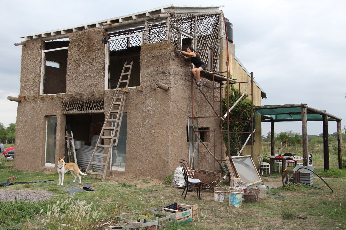 Casas de barro, una tendencia ecológica que crece en San Vicente y se