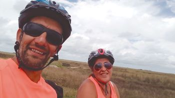 Una pareja de San Vicente viajó a la Costa en bicicleta y vivieron varias aventuras por el camino