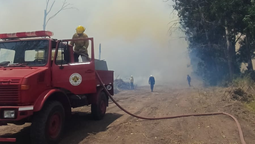 ezeiza: incendios de pastizales interrumpen el transito en la autopista presidente peron