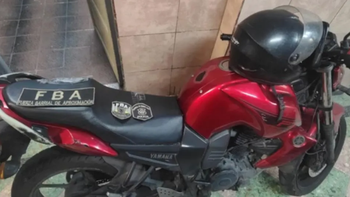 Cayó una pareja de motochorros en Lanús: robaban con la réplica de una pistola