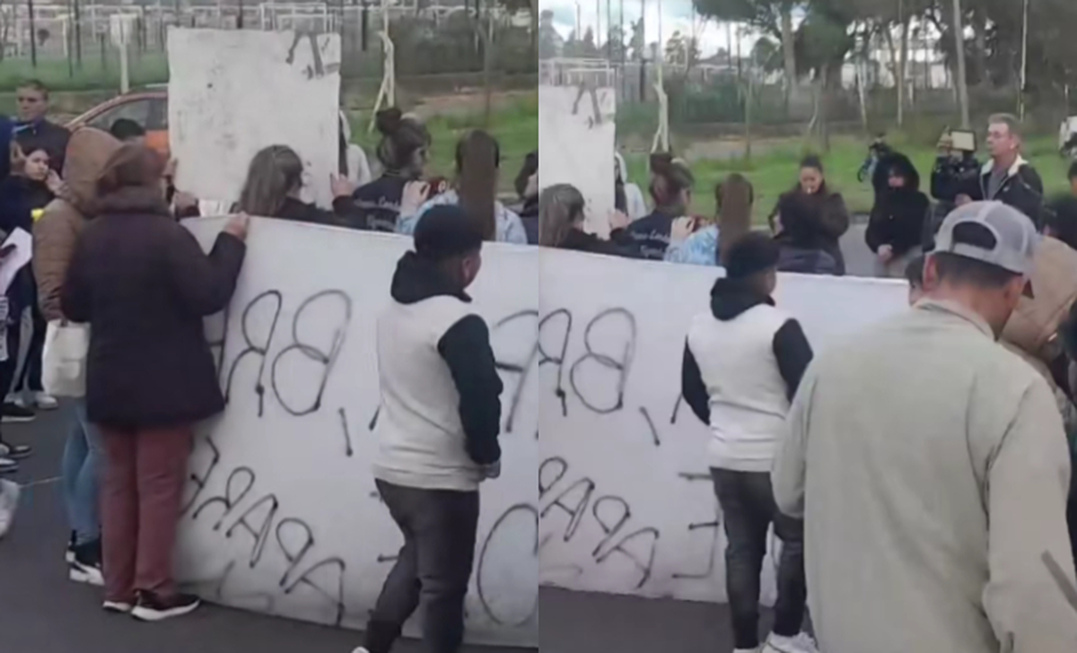 La protesta de familiares y allegados en la Rotonda de La Tablada. 