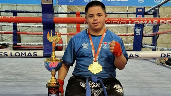 Lomas: un joven con síndrome de Down recibió una mención histórica en un torneo nacional de kickboxing