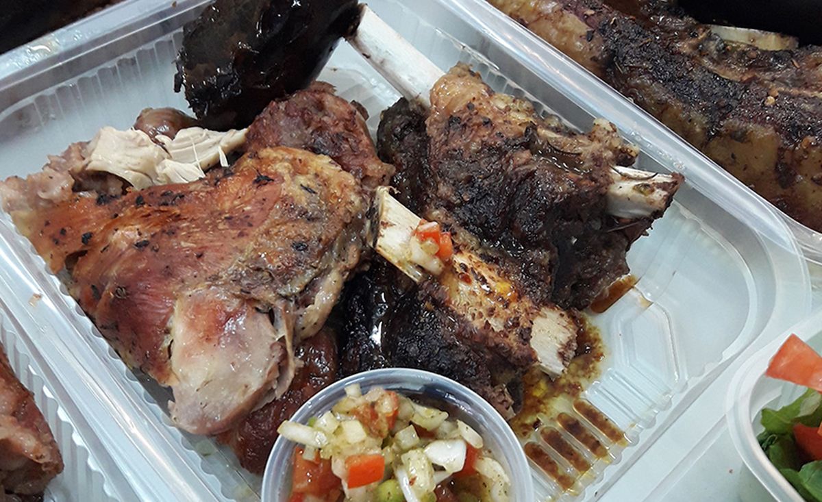 Leonardo Farías, vecino de Ezeiza y dueño de la Parrilla Colectora, impulsa una iniciativa solidaria para que familias del distrito puedan tener una cena de Fin de Año.