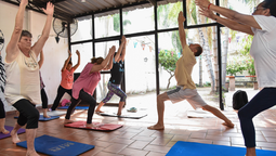 yoga gratuito en lomas: clase abierta y charla sobre formacion