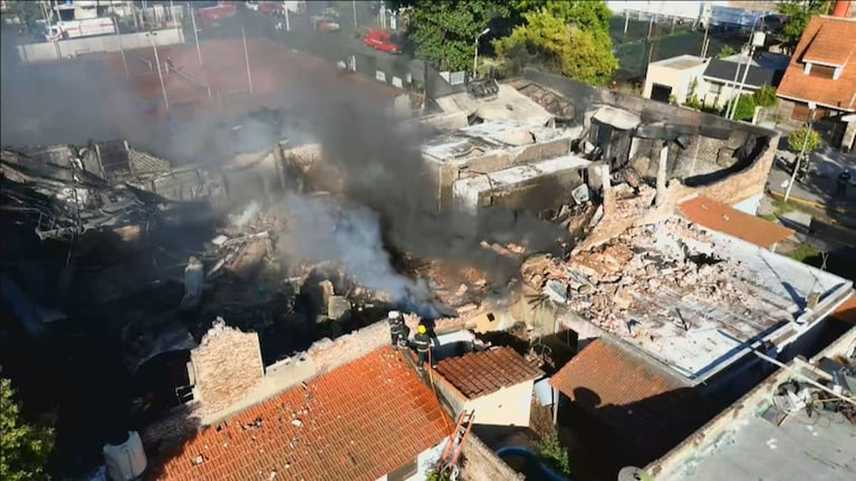 Bomberos trabajan en el lugar.