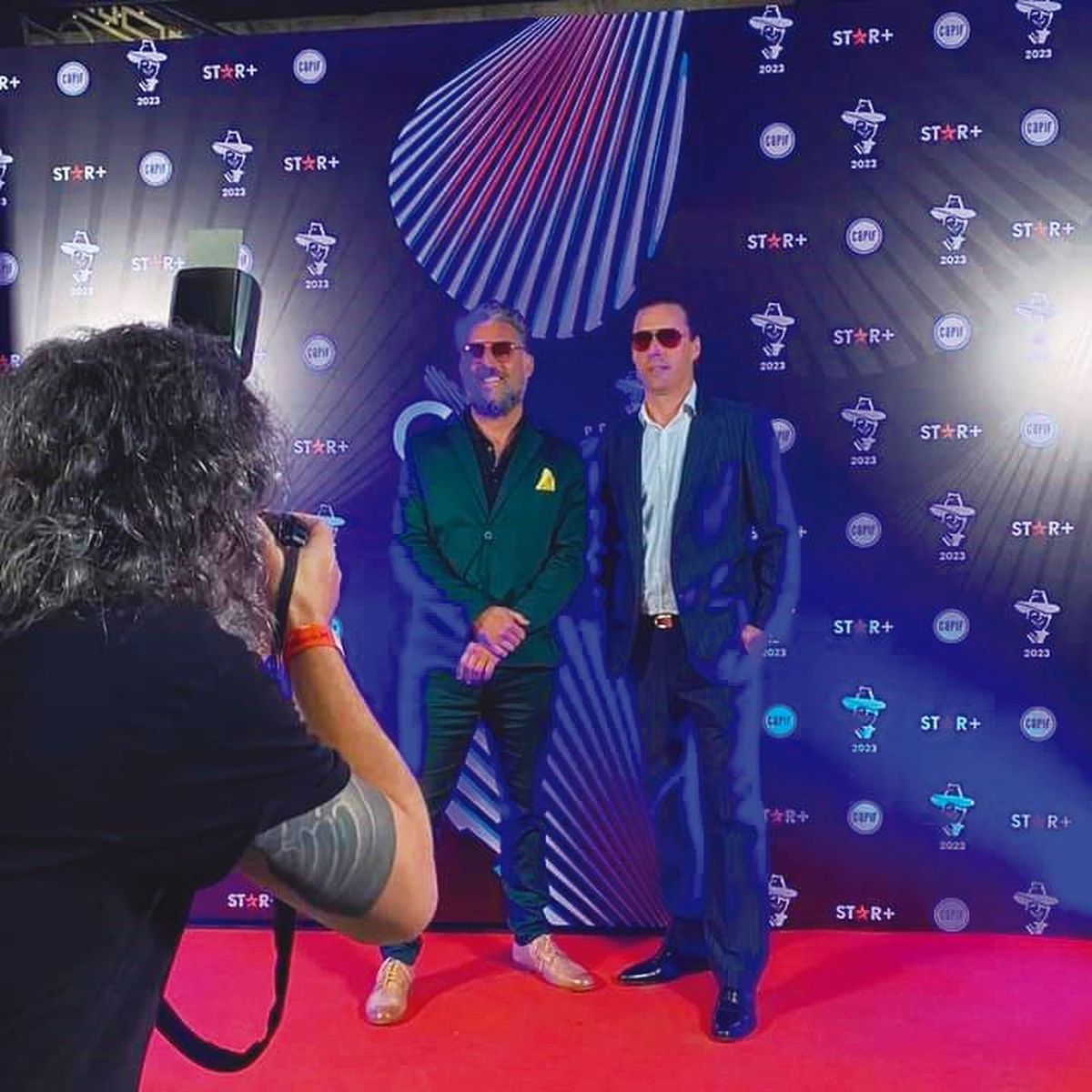 De Banfield a la alfombra roja de los Premios Gardel: Santiago junto al productor de “Spinettango”, Hernán Sforzini.