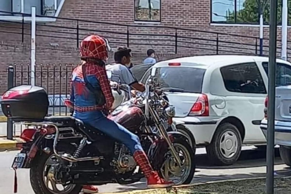 Insólito: encontraron un Spider-Man motoquero de Ezeiza