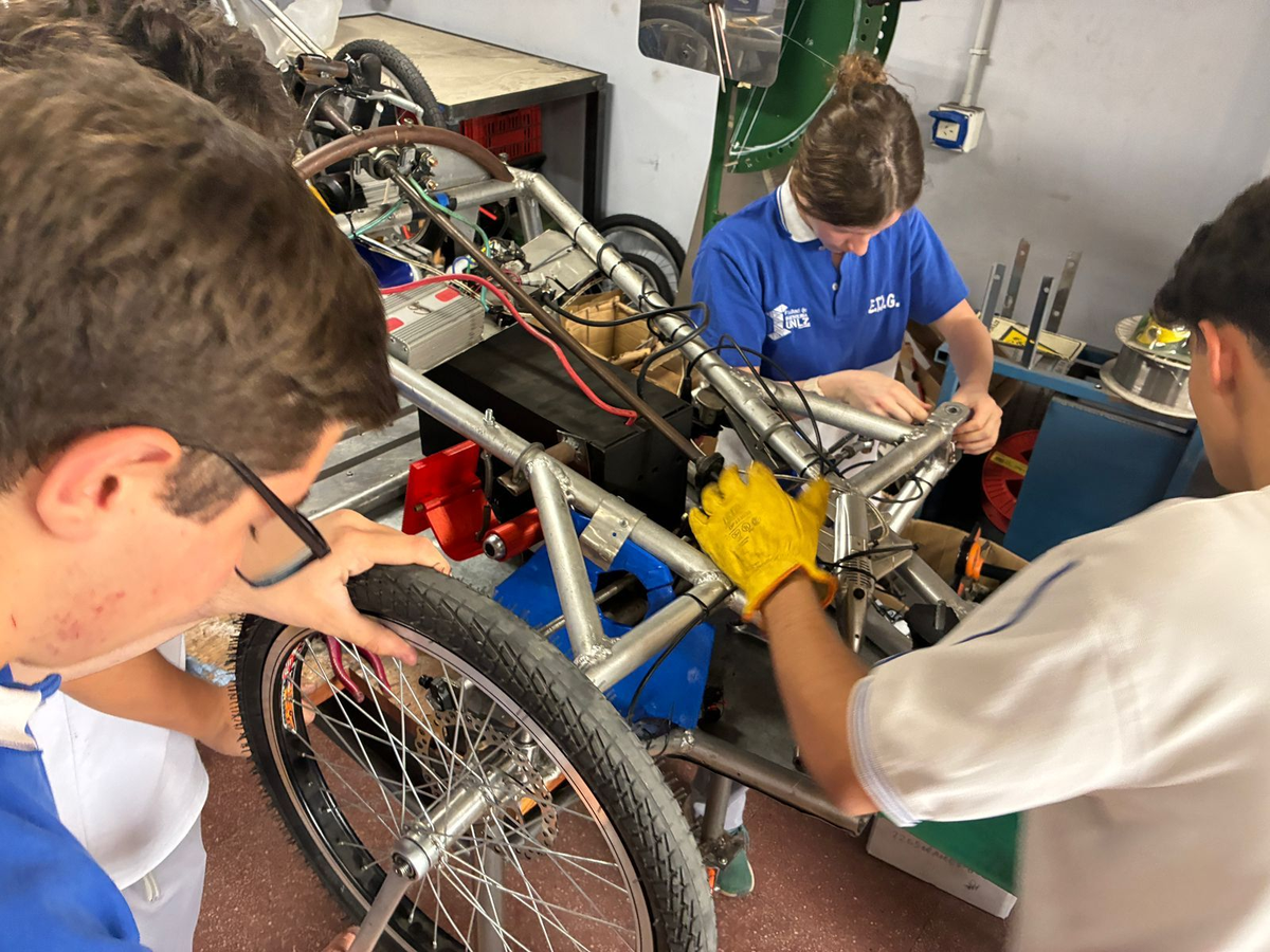 Los jóvenes de cuarto, quinto y sexto año trabajando en el armado del auto eléctrico.     Los jóvenes de cuarto, quinto y sexto año trabajando en el armado del auto eléctrico.
