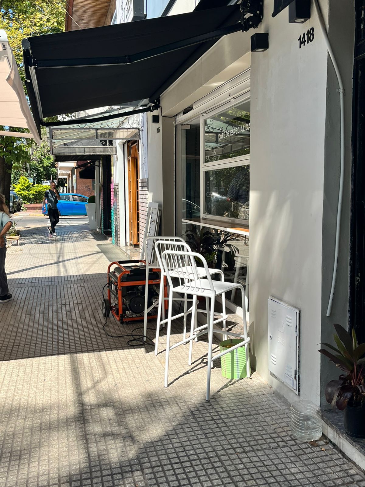 Comercios del centro de Banfield permanecen sin suministro eléctrico este jueves al mediodía.